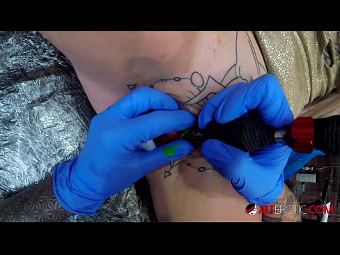 ❤️ Ekstreme tatuita varmulo Sully Savage ricevis tatuon sur sia klitoro ❌ Hejmfarita porno ĉe eo.pornochaturbate.ru ﹏